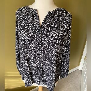 Universal Threads pintuck blouse/ top. NWT